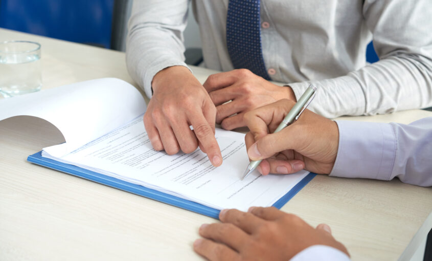 Mulher de negócios mostrando onde assinar em um contrato