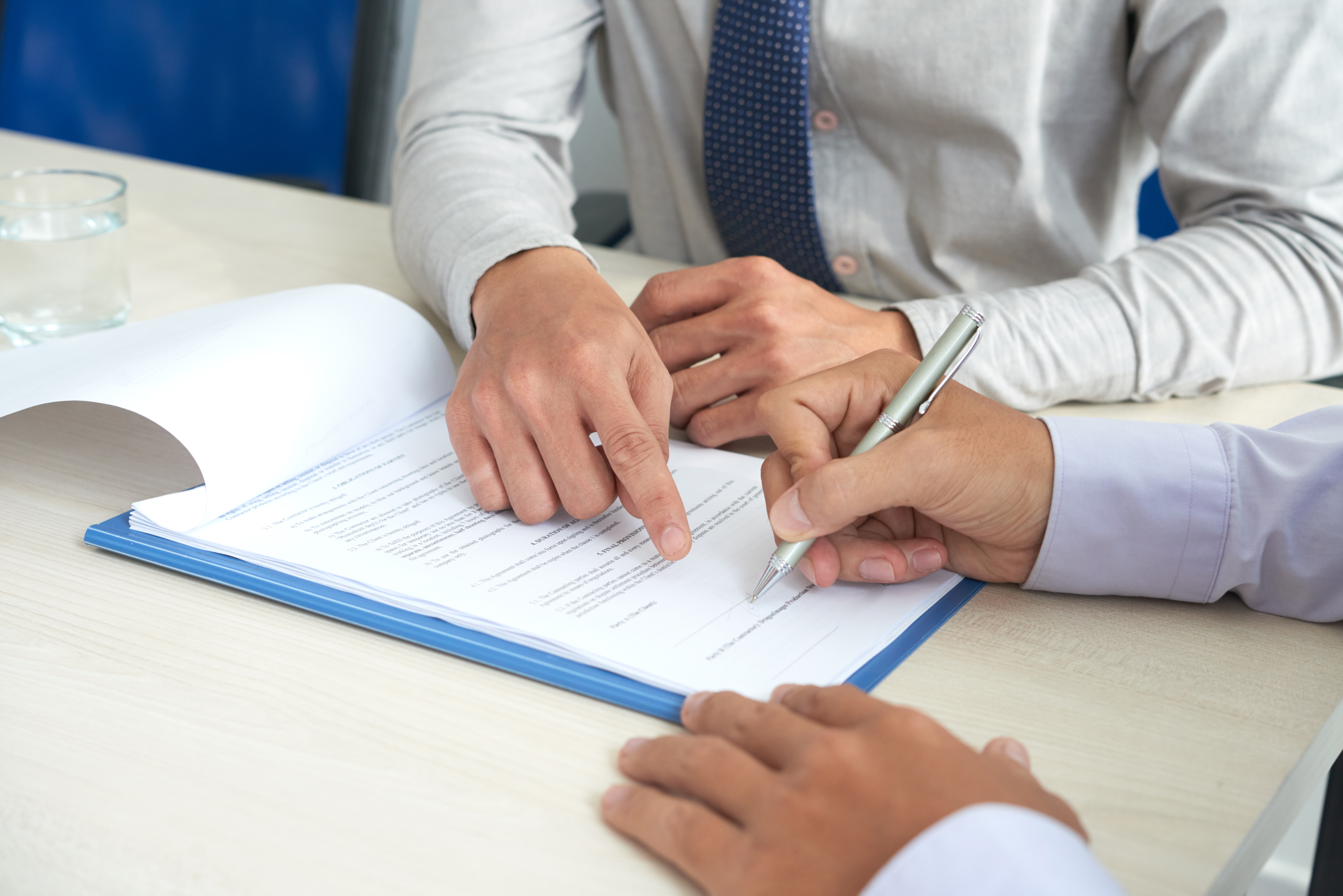 Mulher de negócios mostrando onde assinar em um contrato